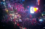 Les partisans de la LND se réunissent en déployant un portyrait de Aung San Suu Kyi à Rangoun le 9 novembre 2015