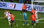 Le milieu espagnol Isco (22) dans les bras de Andres Iniesta après avoir égalkisé face au Maroc à Kaliningrad, le 25 juin 2018