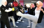 Des jeunes Jordaniennes participent à un cours d'auto-défense à Amman, le 15 février 2016