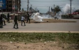 Des policiers kenyans tirent des gaz lacrymogènes contre des manifestants protestant contre les résultats de l'élection présidentielle, à Kisumu le 9 août 2017 