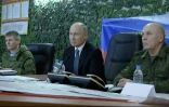 Image tirée d'une vidéo diffusée par la présidence russe le 18 avril 2023 de Vladimir Poutine (au centre) visitant le QG des forces russes dans la région de Kherson, en Ukraine