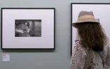 Une visiteuse Ă l'exposition "Sidelines" du photographe Robert Frank, durant les "Rencontres de la photographie - Arles 2018", Ă Arles (France), le 3 juillet 2018.