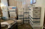 Photo non datée diffusée par le tribunal fédéral de Floride montrant des cartons de documents liés à la présidence de Donald Trump stockés dans une salle de bain de son club de luxe Mar-a-Lago, à Palm Beach, en Floride