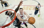 Duncan Robinson (Miami Heat) tente un panier face à Jeff Green (Denver Nuggets) pendant le deuxième match de la finale de la NBA, le 4 juin 2023 à Denver 