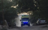 Une ambulance Ă©gyptienne arrive Ă la base militaire de Kabret dans le SinaĂŻ le 31 octobre 2015, zone oĂč l'avion russe s'est Ă©crasĂ© faisant 224 morts