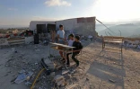 Des élèves devant la nouvelle école toujours en chantier de Borj Qalaouiyé, après la destruction du bâtiment précédent par une frappe israélienne, lors de la rentrée des classes dans le sud du Liban, le 24 septembre 2026