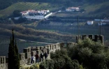 Des touristes visitent le château médiéval de Obidos, au Portugal, le 9 février 2018