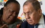 La ministre des Relations internationales sud-africaine Naledi Pandor avec le ministre des Affaires étrangères russe Sergei Lavrov lors d'une réunion des BRICS le 1er juin 2023 au Cap, en Afrique du Sud