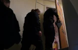 Des policiers entrent dans un appartement de Haninge, dans la banlieue de Stockholm, le 1er décembre 2020, après la découverte d'un homme que sa mère est soupçonnée d'avoir enfermé pendant près de 30 ans