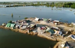 Vue aériennes de tentes improvisées pour des personnes déplacées par les inondations à Sohbatpur, le 4 septembre 2022 dans la province du Baloutchistan, au Pakistan 