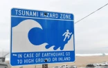 Un panneau met en garde contre le risque de tsunami sur une plage d'El Segundon, en Californie, le 15 janvier 2022