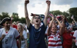 Supporters en liesse après avoir vu sur écran géant la victoire des Etats-Unis contre l'Angleterre en demi-finales du Mondial féminin de foot, au Lincoln Park, le 2 juillet 2019 à Chicago