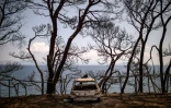 Les restes d'une voiture en bord de mer près du village de Mati, le 28 juillet 2018, quatre jours après l'incendie qui a fait au moins 91 morts. Le Premier ministre grec Alexis Tsipras a effectué lundi sa première visite sur les lieux, alimentant de nouveau les critiques de l'opposition qui a réclamé la démission des responsables de ce drame.