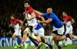 Le 3e ligne du XV de France Kévin Gourdon(g) à la lutte avec celui des Samoa Jack Lam en test-match, le 12 novembre à Toulouse 