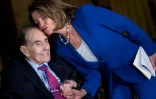 Bob Dole et la présidente démocrate de la Chambre des représentants Nancy Pelosi, le 17 janvier 2018 à Washington, aux Etats-Unis