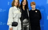 De G à D l'actrice allemande Marie Baeumer, la ralisatrice et scénariste franco-iranienne Emily Atef et l'actrice autrichienne Birgit Minichmayr posent le 19 février 2018 lors de la projection de "Trois jours à Quiberon" au festival de Berlin 