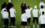 L'entraîneur du Paris-SG, Thomas Tuchel (c), conseille ses joueurs lors d'un entraînement la veille d'un match de groupes de la Ligue des Champions, à Bruges, le 21 octobre 2019