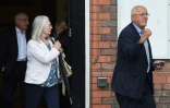 Des parents de victimes du drame de Hillsborough sortent d'une réunion au cours de laquelle le parquet les a tenus au courant des derniers développements judiciaires,le 28 juin 2017 à Warrington, près de Liverpool