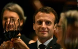 Le président français Emmanuel Macron porte un toast lors d'un dîner en son honneur à l'opéra de Sydney le 1er mai 2018