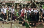 Des élèves devant l'entrée d'une école, le 1er juin 2021 à Sittwe, dans l'Etat de Rakhine, en Birmanie