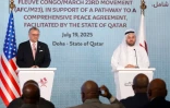 L'émissaire américain pour l'Afrique Massad Boulos (G) et le ministre d'État aux affaires étrangères du Qatar, Mohamed Ben Moubarak (D) lors d'une conférence de presse après la signature d'un cessez-le-feu entre le groupe armé M23 et le gouvernement de la République démocratique du Congo (RDC), le 19 juillet 2025 à Doha
