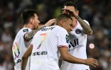 Kylian Mbappe félicité par ses coéquipiers après avoir marqué et portant un maillot avec les chiffres aux couleurs du drapeau LGBT lors de la 37e journée de L1 face à Montpellier au stade de La Mosson de Montpellier le 14 mai 2022