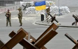 Des soldats ukrainiens place de l'Indépendance à Kiev, le 26 mars 2022