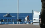 Un expert sur la Promenade des Anglais le 15 juillet 2016 à Nice au lendemain de l'attaque terroriste qui a fait 84 morts
