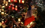 Fleurs, bougies et drapeau sur le mémorial improvisé sur la Promenade des Anglais en hommage aux victimes de l'attentat, le 19 juillet 2016 à Nice