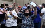 Des militantes pour l'avortement manifestent leur joie à Overland Park après l'annonce du résultat du vote au Kansas, le 2 août 2022