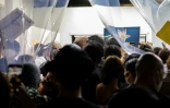 Une foule se bouscule dans la galerie d'art Same oĂą le vol des oeuvres est permis, le 9 juillet 2020 Ă Tokyo