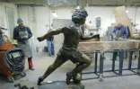 Une statue en bronze dans l'atelier du sculpteur Domenico Sepe représentant Diego Maradona, le 22 novembre 2021 à Naples