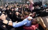 Des policiers russes tentent d'arrêter l'opposant Alexeï Navalny lors d'une manifestation contre le président Vladimir Poutine, le 5 mai 2018 à Moscou