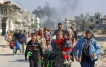 Des Palestiniens déplacés des abris de Beit Hanoun traversent la route principale de Salah ad-Di vers Jabalia dans le nord de la bande de Gaza suite aux ordres d'évacuation de l'armée israélienne, le 12 novembre 2024