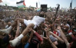 Bobby Vylan, l'un des membres du groupe de rap britannique Bob Vylan, en concert au festival de Glastonbury à Pilton, dans le sud-ouest de l'Angleterre, le 28 juin 2025