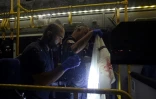 Les forces de sécurité israéliennes inspectent un bus après une attaque armée dans le centre de Jérusalem le 14 août 2022