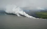 Cette photo fournie par l'USGS le 20 mai 2018 montre le phénomène de "laze", des fumées acides dégagées lorsque la lave touche l'eau