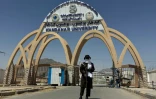 Un membre des forces de sécurité talibanes monte la garde à l'entrée de l'université de Kandahar, le 12 août 2026 en Afghanistan