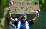 Un supporter de l'équipe de France de football accueille Karim Benzema à son arrivée à Clairefontaine, le 26 mai 2021
