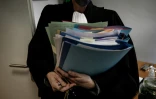 Un magistrat porte des dossiers dans son bureau du palais de justice de Vienne, en Isère, le 11 janvier 2022