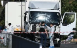Des experts scientifiques de la police devant le camion criblé de balles de l'auteur de l'attentat sanglant de Nice, le 15 juillet 2016