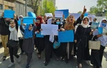 Des femmes et jeunes filles afghanes manifestent le 26 mars 2022 devant le ministère de l'Education à Kaboul pour demander la réouverture des écoles secondaires pour les filles