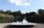 Une sculpture de glace de l'artiste Stéphane Thidet, dans les jardins du château de Versailles, le 19 octobre 2017