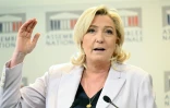 Marine Le Pen s'exprime lors d'une conférence de presse le 22 mars 2023 à Paris