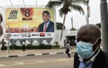 Un homme passe devant une affiche de campagne au siège du Mouvement populaire pour la libération de l'Angola (MPLA), deux jours après les élections générales, à Luanda, le 26 août 2022