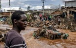 Les habitants du bidonville de Mathare traversent le quartier inondé à la suite de fortes pluies sur Nairobi, le 25 avril 2024