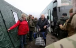 Des prisonniers ukrainiens descendent d'un bus après avoir été libéré contre des prisonniers pro-russes au checkpoint Mayorsk