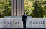 Le président Emmanuel Macron devant la Croix de Lorraine lors d'une visite au mémorial du général De Gaulle, le 4 octobre 2018 à Colombey-les-deux-Eglises