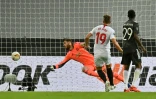L'attaquant néerlandais de Séville Luuk De Jong punit la défense laxiste de Manchester United en demi-finale de la Ligue Europa, le 16 août 2020 à Cologne