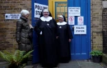 Des religieuses sortent d'un bureau de vote pour les élections britanniques, à Londres le 12 décembre 2019 